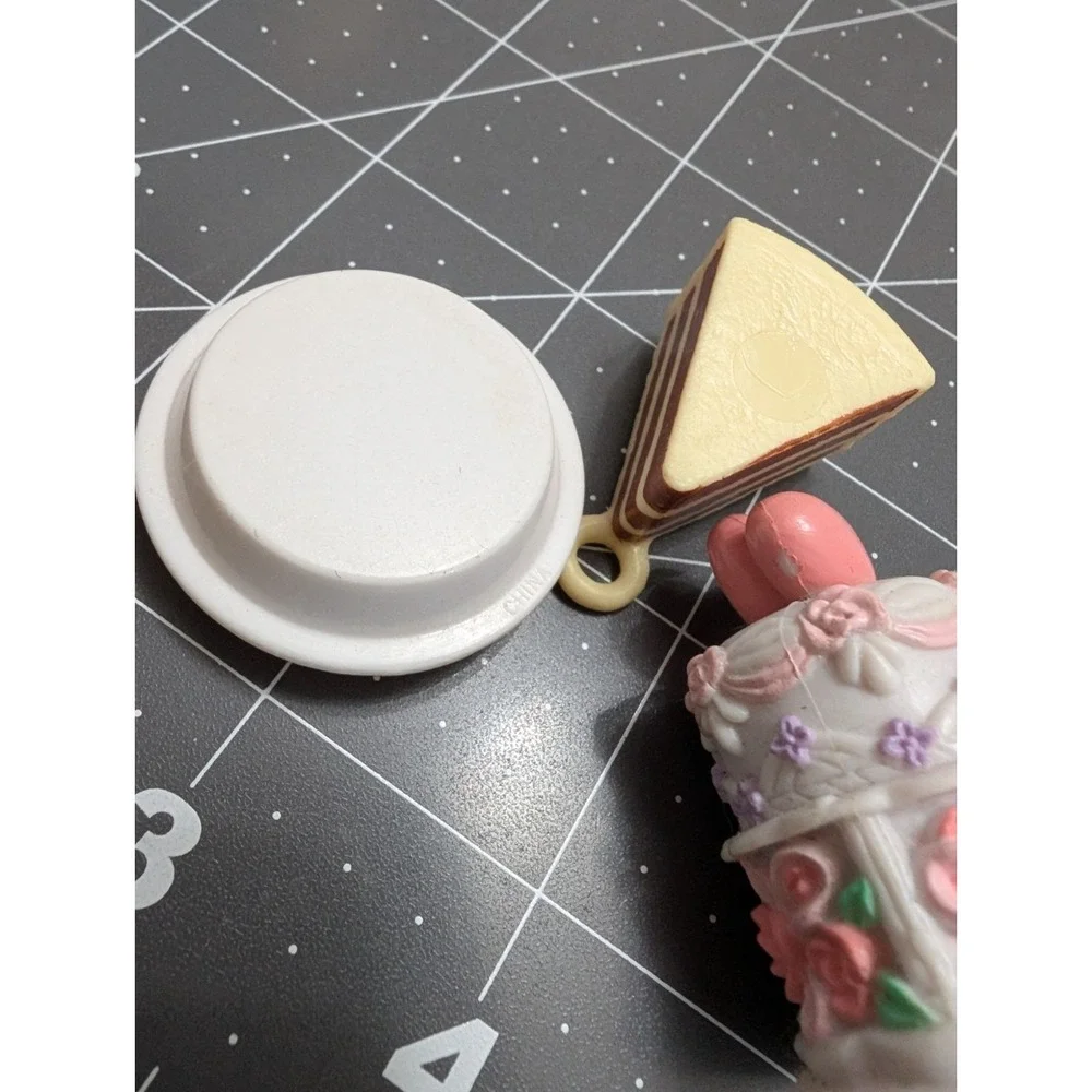 Fashion Doll Pies cakes vtg & modern lot of 4 plastic pvc small 1 to 2 inch toy‎